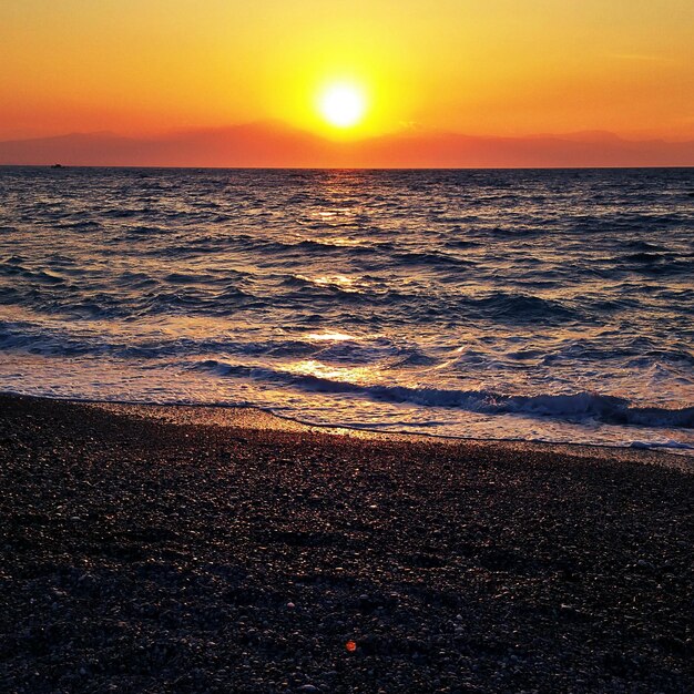 Foto schilderachtig uitzicht op de zee tegen de hemel bij zonsondergang