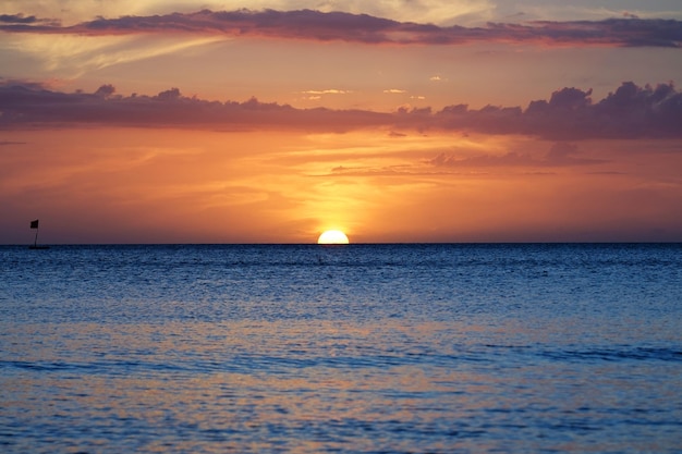 Schilderachtig uitzicht op de zee tegen de hemel bij zonsondergang