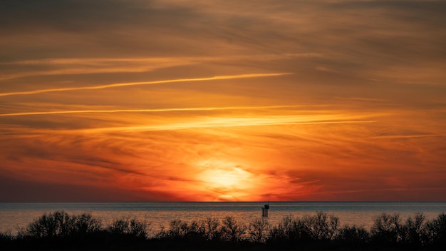 Schilderachtig uitzicht op de zee tegen de hemel bij zonsondergang