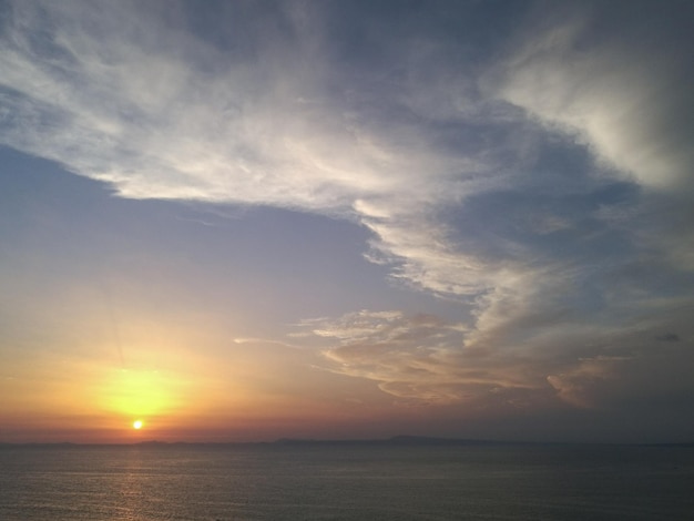 Schilderachtig uitzicht op de zee tegen de hemel bij zonsondergang