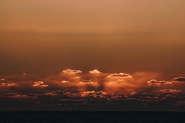 Foto schilderachtig uitzicht op de zee tegen de hemel bij zonsondergang