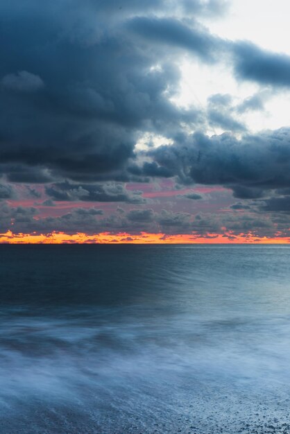 Foto schilderachtig uitzicht op de zee tegen de hemel bij zonsondergang