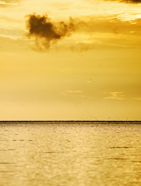 Foto schilderachtig uitzicht op de zee tegen de hemel bij zonsondergang