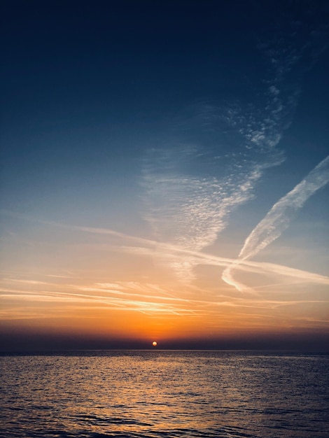 Schilderachtig uitzicht op de zee tegen de hemel bij zonsondergang