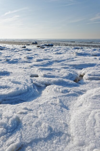 Schilderachtig uitzicht op de zee tegen de hemel in de winter