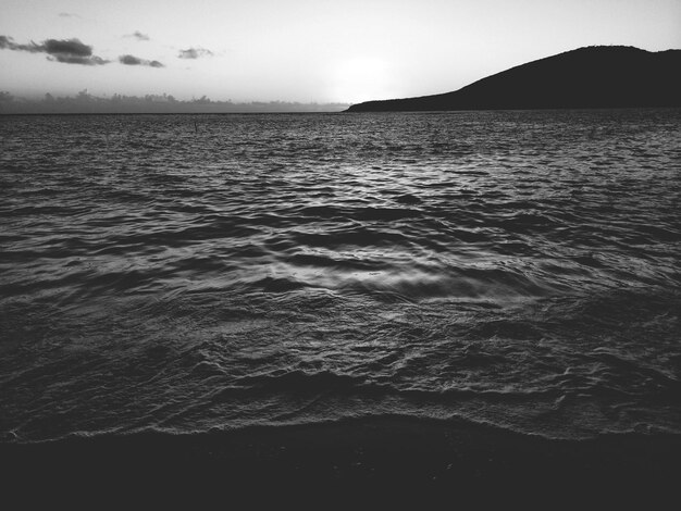 Foto schilderachtig uitzicht op de zee tegen de hemel