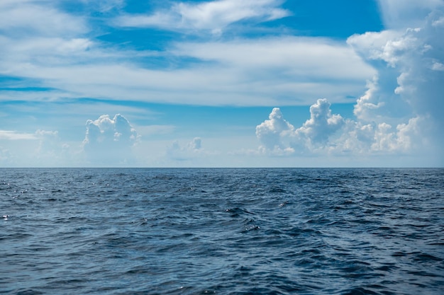 Foto schilderachtig uitzicht op de zee tegen de hemel