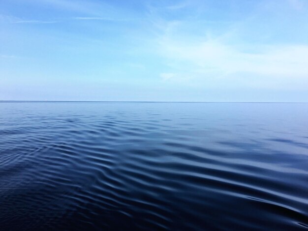 Schilderachtig uitzicht op de zee tegen de hemel