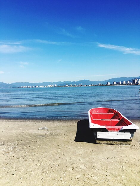 Foto schilderachtig uitzicht op de zee tegen de hemel