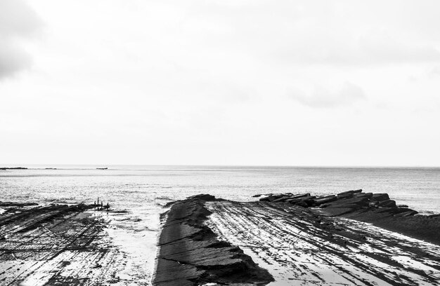 Schilderachtig uitzicht op de zee tegen de hemel