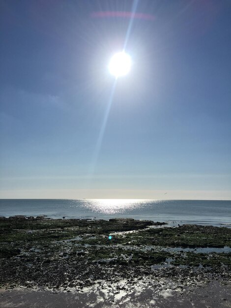 Foto schilderachtig uitzicht op de zee tegen de lucht op een zonnige dag