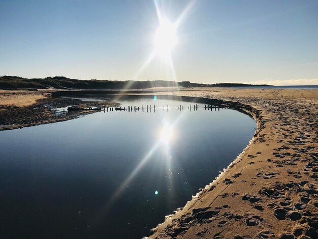 Foto schilderachtig uitzicht op de zee tegen de lucht op een zonnige dag