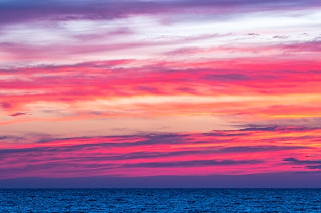 Schilderachtig uitzicht op de zee tegen de lucht tijdens een kleurrijke zonsondergang