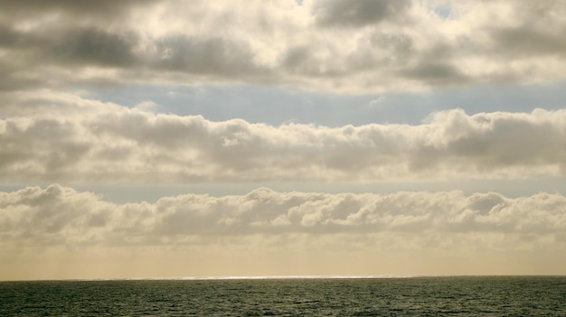 Foto schilderachtig uitzicht op de zee tegen de lucht