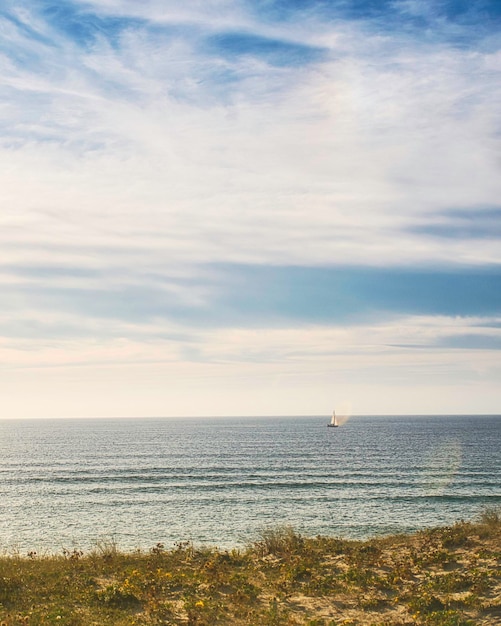 Foto schilderachtig uitzicht op de zee tegen de lucht