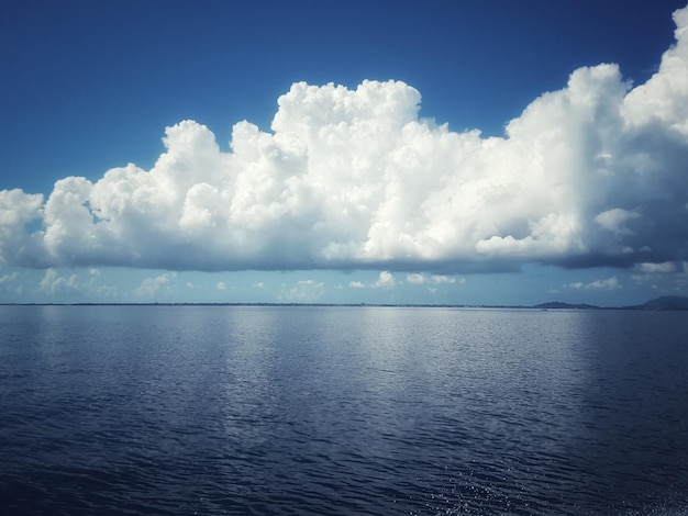 Schilderachtig uitzicht op de zee tegen de lucht