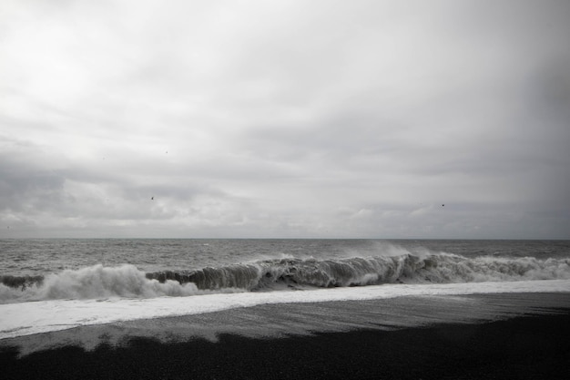 Schilderachtig uitzicht op de zee tegen de lucht