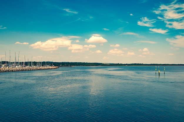 Schilderachtig uitzicht op de zee tegen de lucht