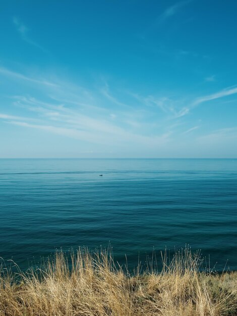 Foto schilderachtig uitzicht op de zee tegen de lucht