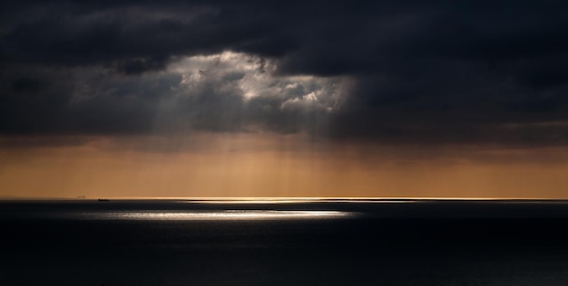 Schilderachtig uitzicht op de zee tegen de lucht