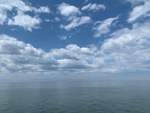 Schilderachtig uitzicht op de zee tegen de lucht