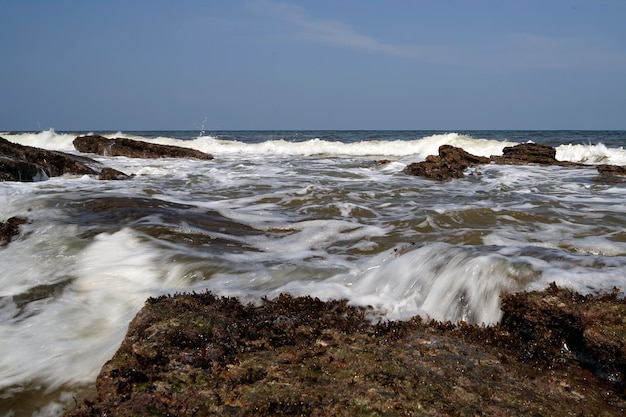 Schilderachtig uitzicht op de zee tegen de lucht