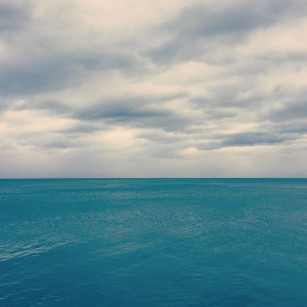 Schilderachtig uitzicht op de zee tegen de lucht