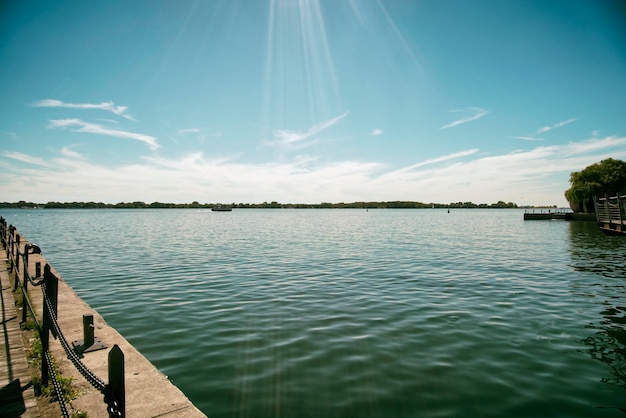Schilderachtig uitzicht op de zee tegen de lucht