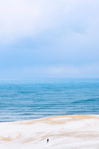 Schilderachtig uitzicht op de zee tegen de lucht