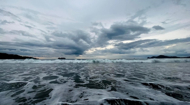 Foto schilderachtig uitzicht op de zee tegen de lucht