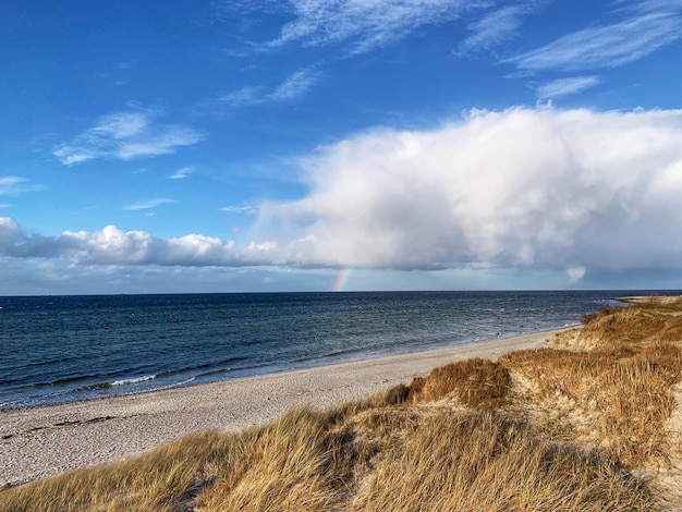 Schilderachtig uitzicht op de zee tegen de lucht