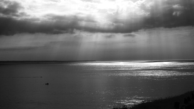 Foto schilderachtig uitzicht op de zee tegen de lucht