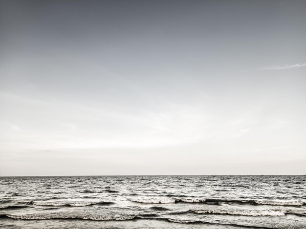 Foto schilderachtig uitzicht op de zee tegen de lucht