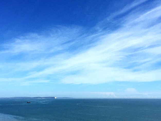 Schilderachtig uitzicht op de zee tegen de lucht