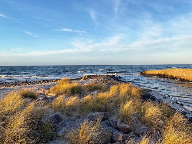 Schilderachtig uitzicht op de zee tegen de lucht