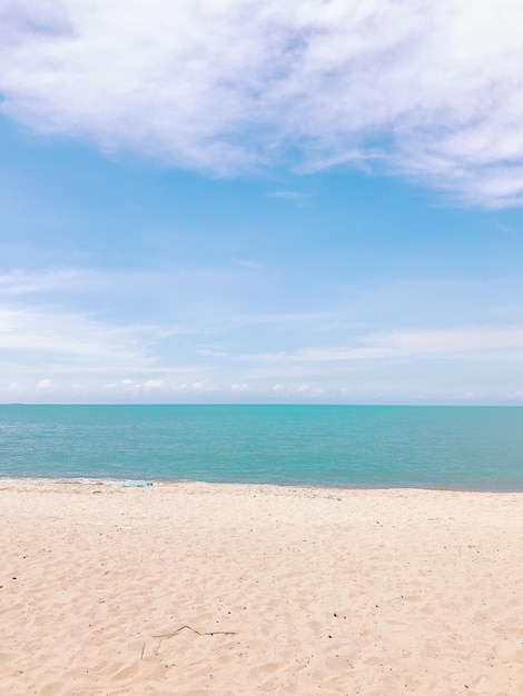 Foto schilderachtig uitzicht op de zee tegen de lucht