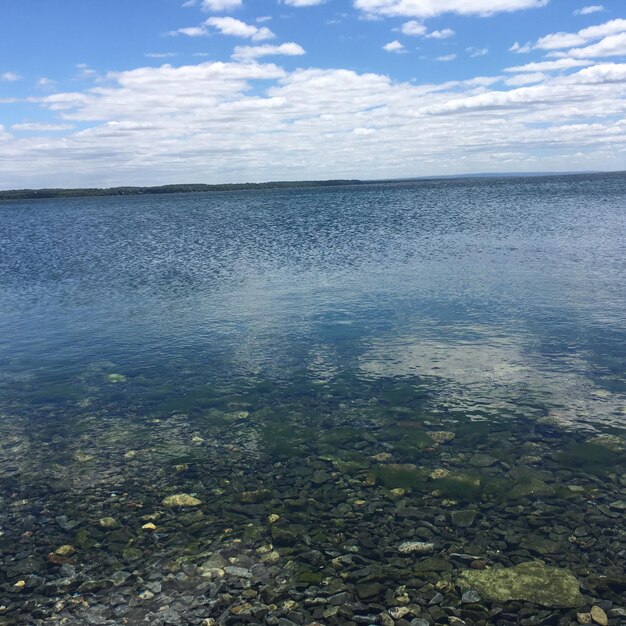 Foto schilderachtig uitzicht op de zee tegen de lucht