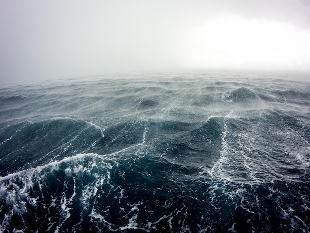 Schilderachtig uitzicht op de zee tegen de lucht