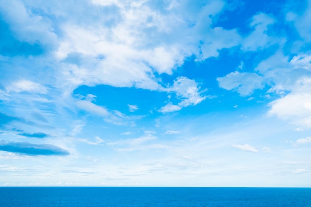 Schilderachtig uitzicht op de zee tegen de lucht