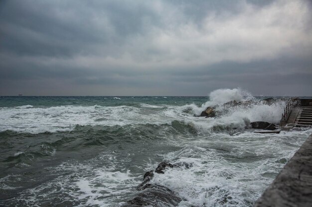 Foto schilderachtig uitzicht op de zee tegen de lucht