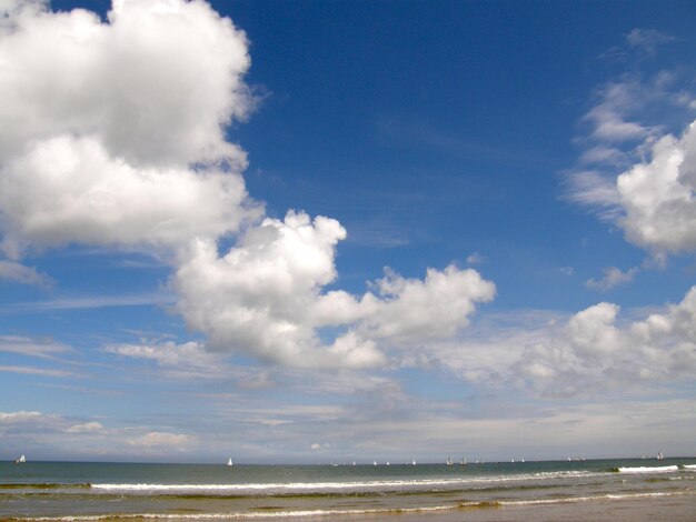 Schilderachtig uitzicht op de zee tegen de lucht