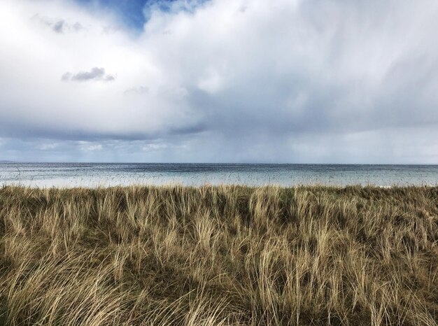 Foto schilderachtig uitzicht op de zee tegen de lucht