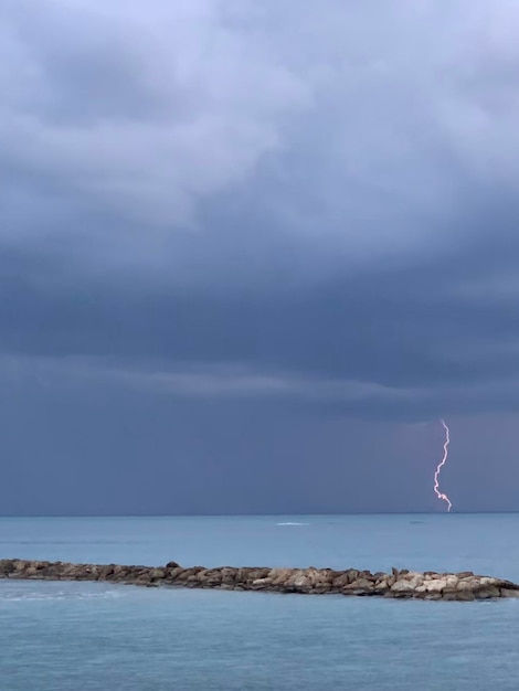 Foto schilderachtig uitzicht op de zee tegen de lucht