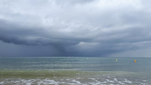 Foto schilderachtig uitzicht op de zee tegen de lucht