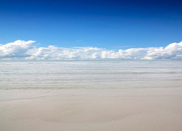 Schilderachtig uitzicht op de zee tegen de lucht