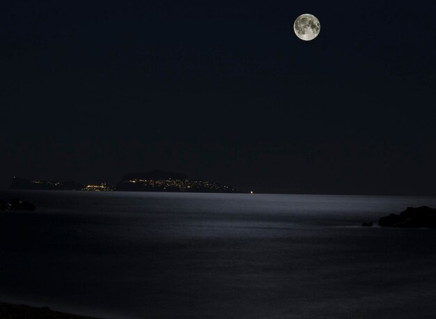 Foto schilderachtig uitzicht op de zee tegen de nachtelijke hemel