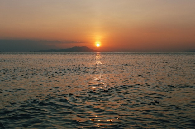 Schilderachtig uitzicht op de zee tegen de romantische hemel bij zonsondergang