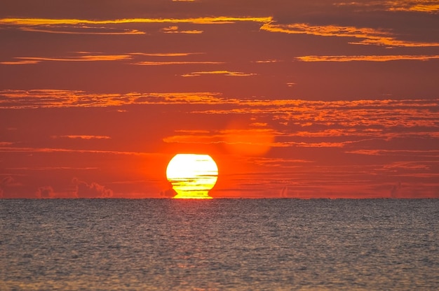 Foto schilderachtig uitzicht op de zee tegen de romantische hemel bij zonsondergang