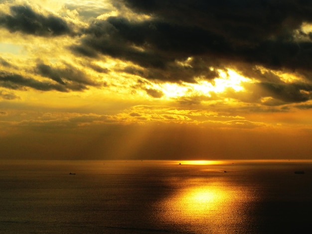 Foto schilderachtig uitzicht op de zee tegen een bewolkte dramatische hemel bij zonsondergang