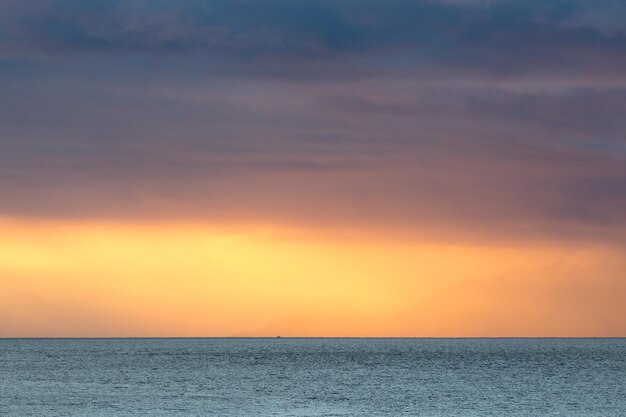 Schilderachtig uitzicht op de zee tegen een bewolkte hemel tijdens de zonsondergang